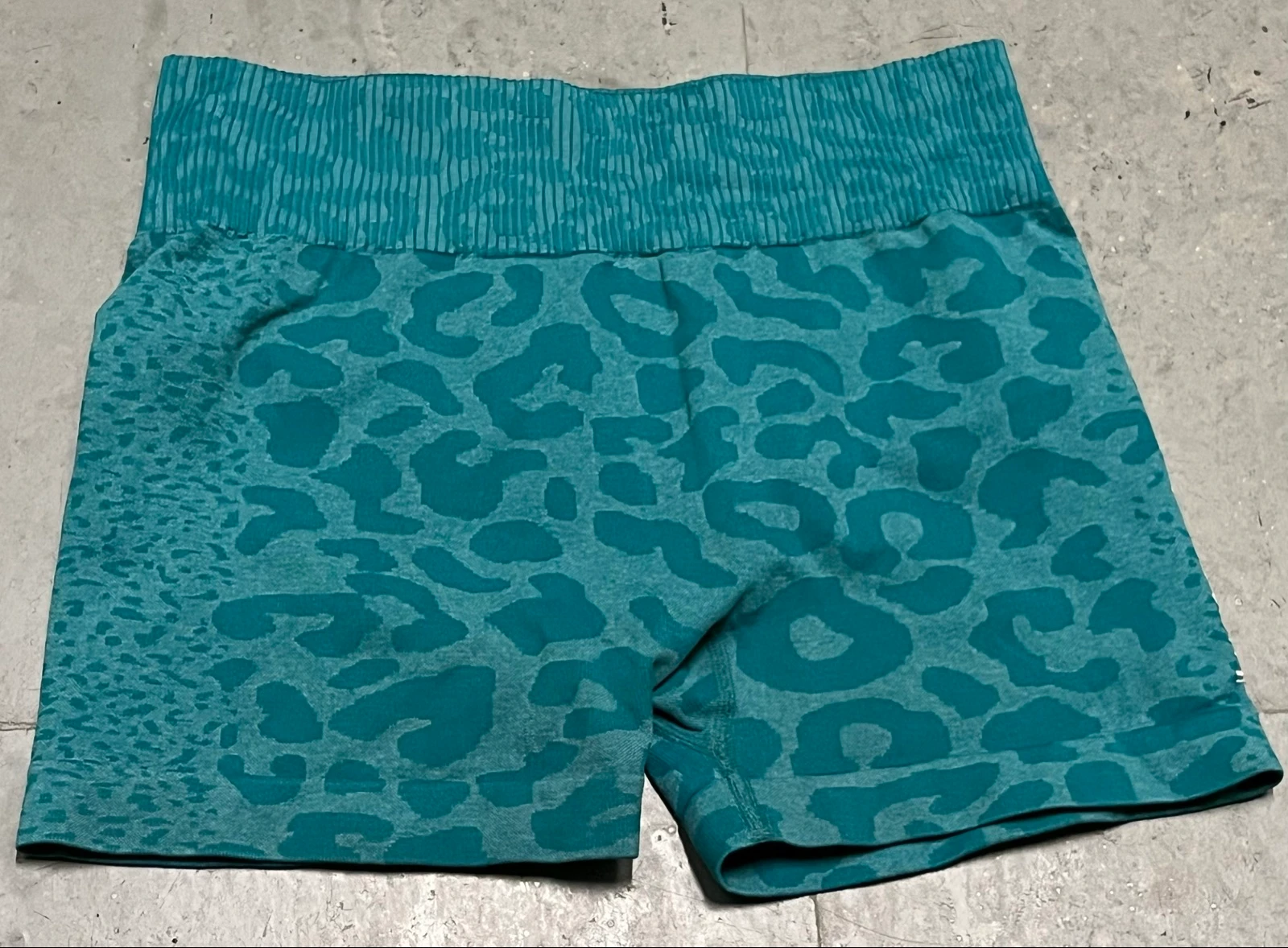 Shorts deportivos turquesa animal print 